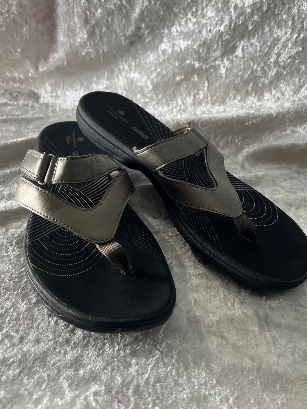 Cloudsteppers by Clarks Metallic Gray and Black Thong Sandals